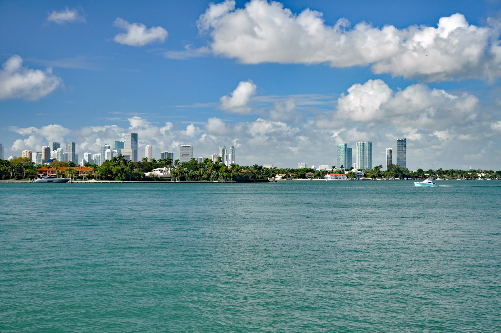 Vista del horizonte de Miami desde la bahía de Biscayne